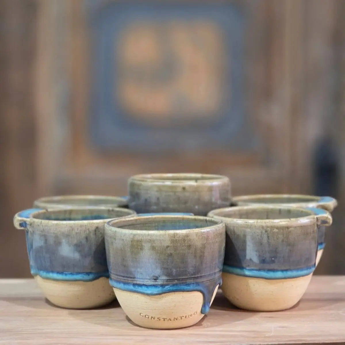 Tazas de cerámica azul hechas a mano Constantino con diseño derretido, perfectas para café en grano molido o latte artesanal.