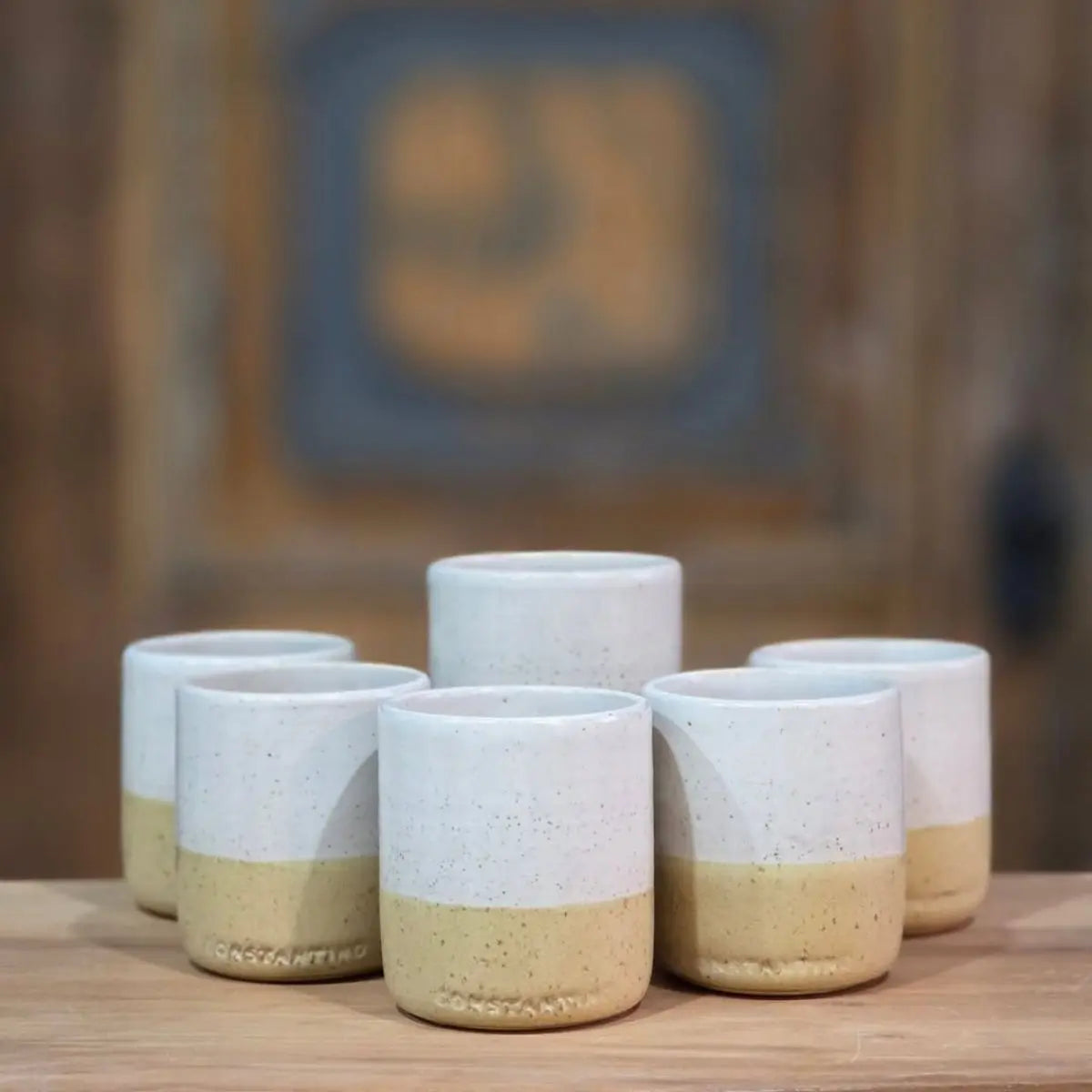 Variedad de tazas rectas blanco y beige hechas a mano ideal para espresso, o café filtrado