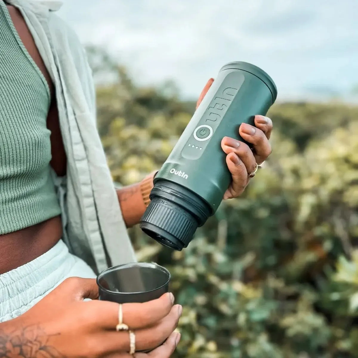 Cafetera portátil Outin Nano Verde Bosque ideal para trekking y vida al aire libre