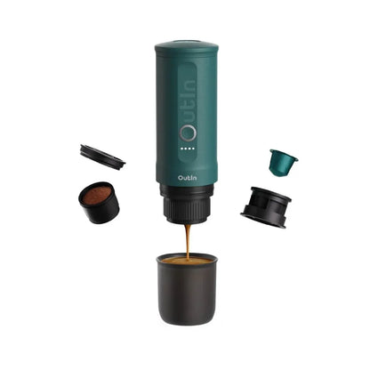Cafetera Outin Nano Turquesa extrayendo espresso con cápsulas compatibles Chile
