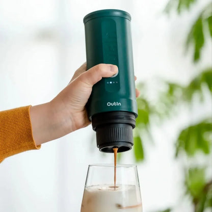 Cafetera Outin Nano Turquesa preparando café con leche en casa Chile
