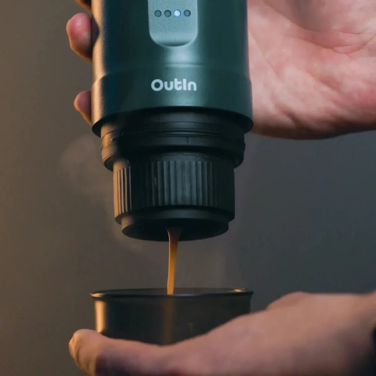 Cafetera portátil Outin Nano Turquesa extrayendo espresso con crema perfecta