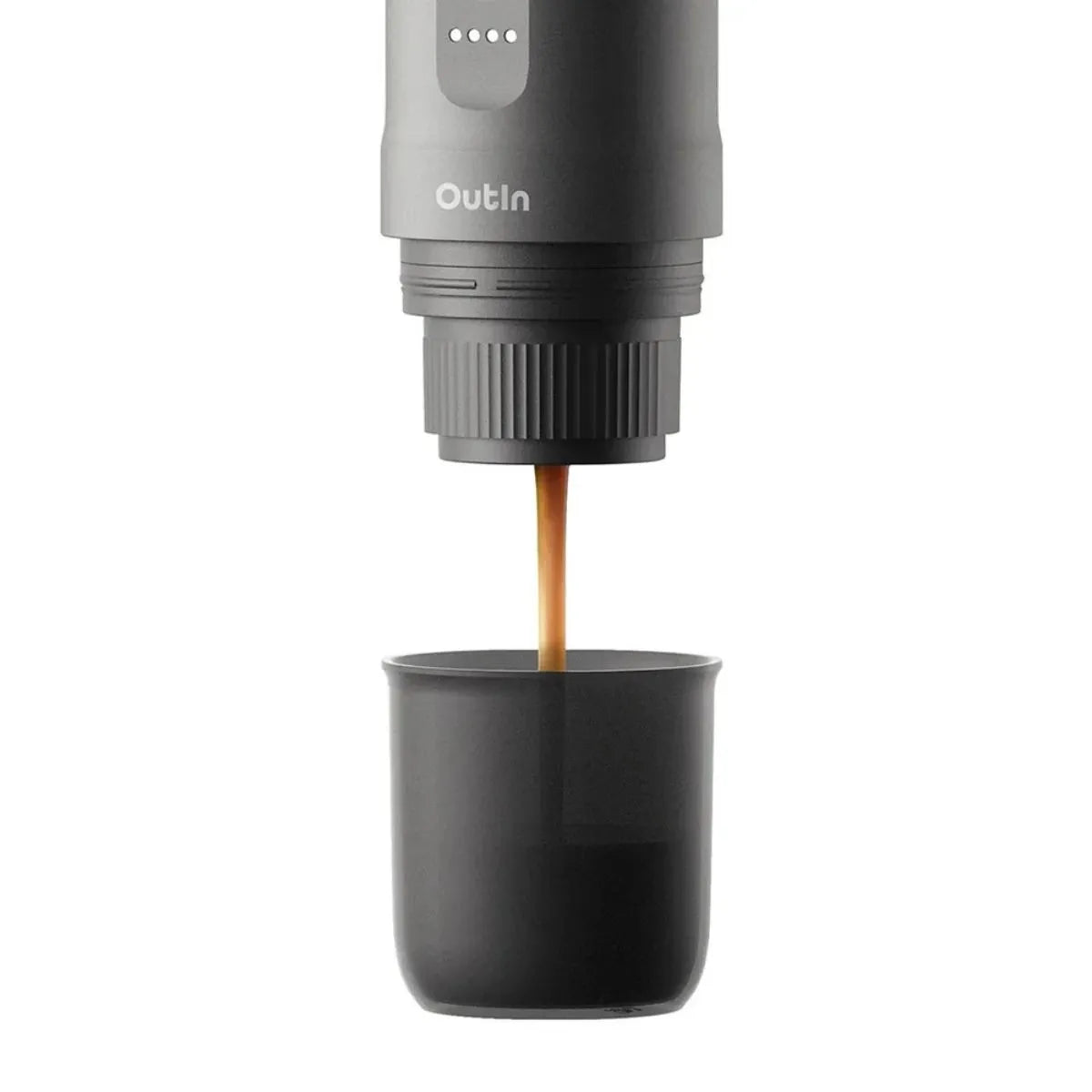 Cafetera espresso portátil Outin Nano Gris Espacial extrayendo espresso cremoso