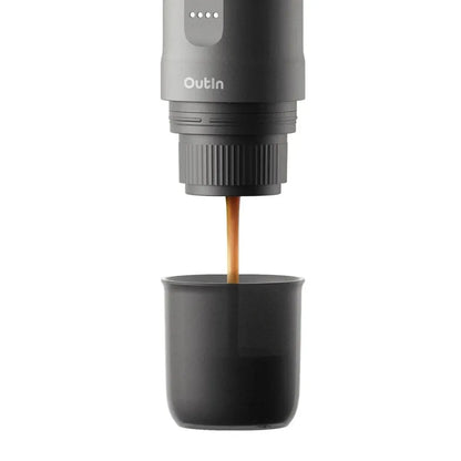 Cafetera espresso portátil Outin Nano Gris Espacial extrayendo espresso cremoso