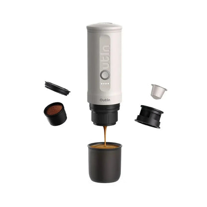 Cafetera Outin Nano Blanco Perla extrayendo espresso con cápsulas compatibles Chile