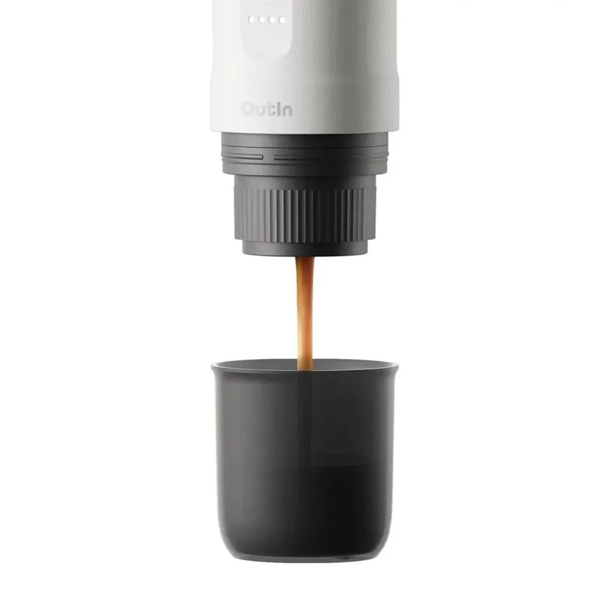 Cafetera espresso portátil Outin Nano Blanco Perla extrayendo espresso cremoso