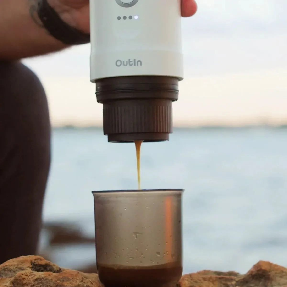 Cafetera espresso portátil Outin Nano extrayendo espresso en la naturaleza